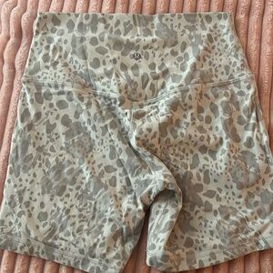 Lululemon align shorts 6 inch Size 8 Double Lined White Camo